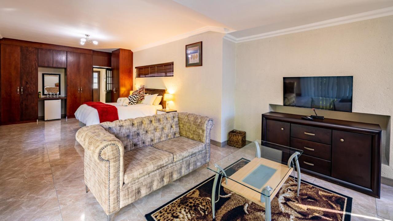 Joern'S Gaestehaus Mbombela Extérieur photo